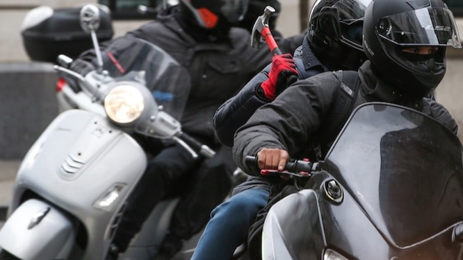 Moped criminals